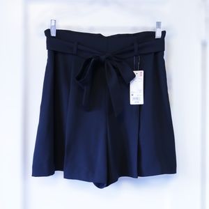 Uniqlo Drape Shorts (NWT, Size M, Black)